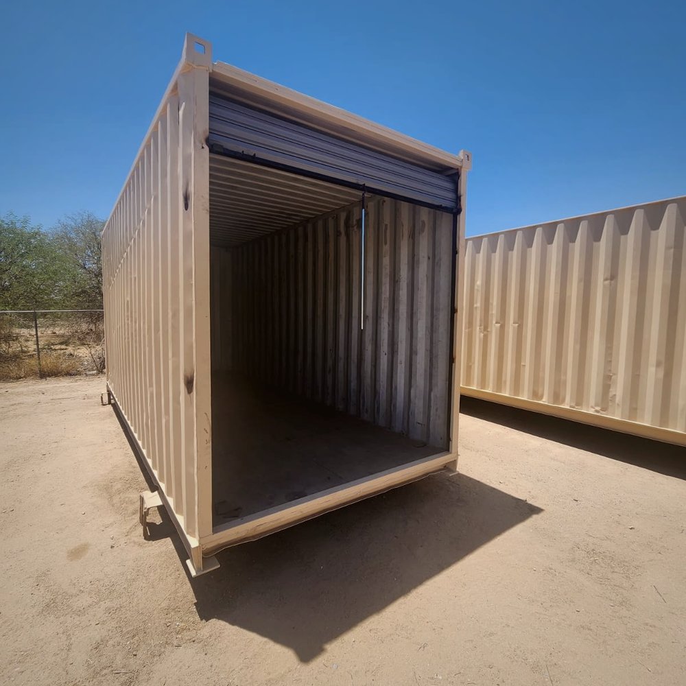 Bodega de almacenamiento en contenedor con puerta enrollable