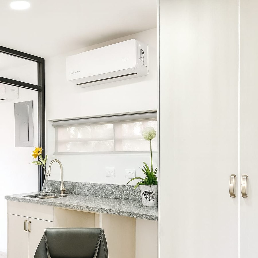 Detalle de carpintería a medida con escritorio y closet empotrado