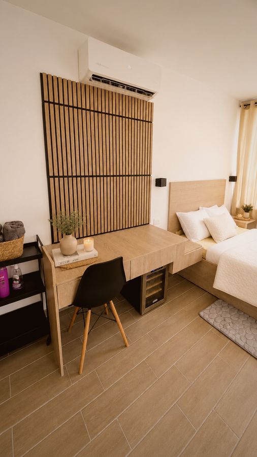 Recámara con panel de madera y escritorio