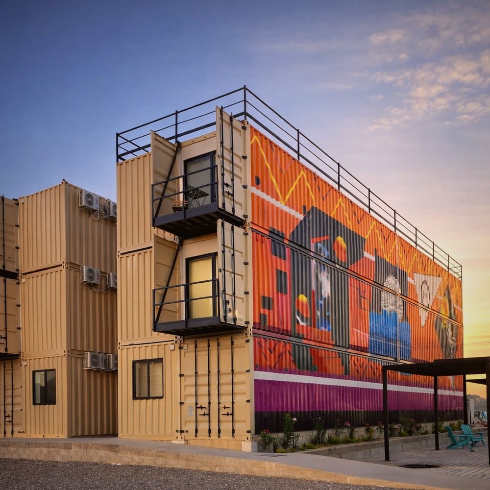 Laguna Seca Hábitat, edificio de contenedores con mural artístico